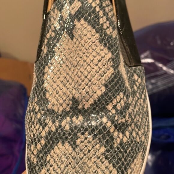 Vionic woman slip on tennis shoes. - Picture 15 of 16